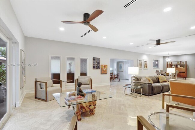 Building Photo - 1128 W Cypress Dr