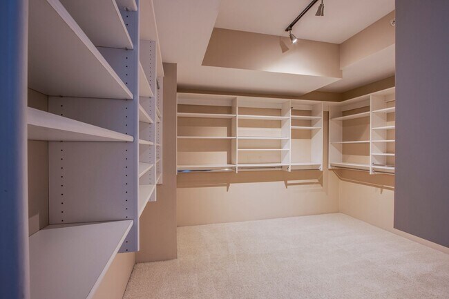 Building Photo - Absolutely stunning high rise loft at Metr...