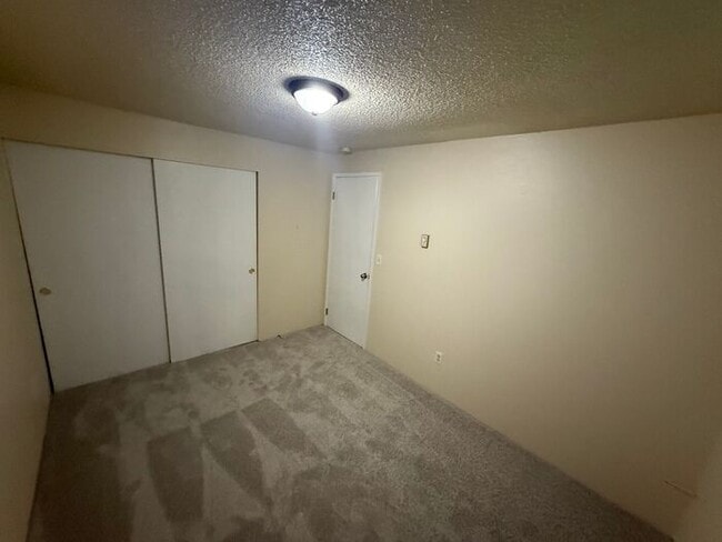 Building Photo - Very nice 2 bedroom 1 bath 4-plex unit in ...