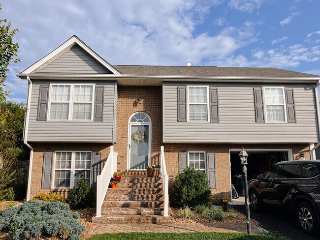 Building Photo - Updated 4 bedroom, 3 bath Home in Christiansburg