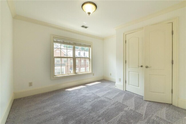 Building Photo - 2771 Durham Dr NE