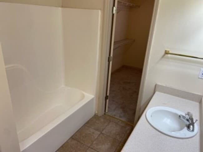 Building Photo - 418 Village Pl