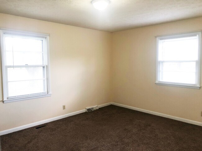 Building Photo - 1555 Flintwood Ave