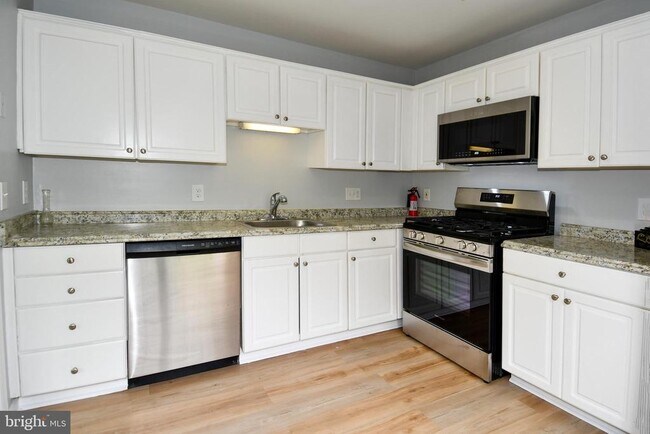 Building Photo - 46893 Eaton Terrace