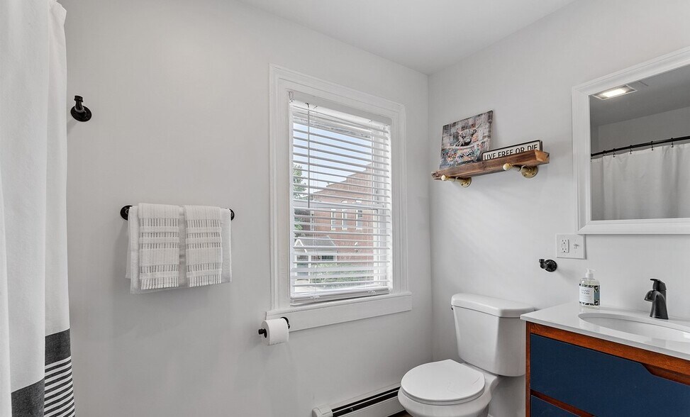 Building Photo - 10 Glass St