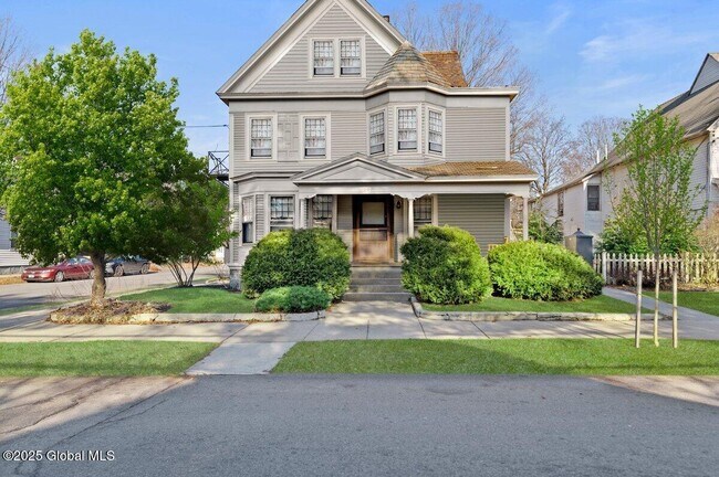 Primary Photo - 119 Caroline St