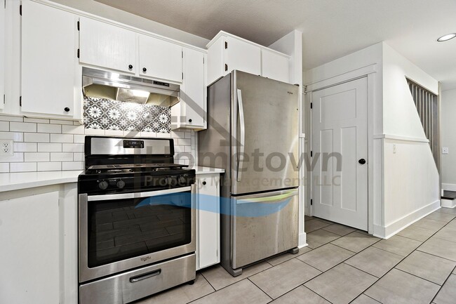 Building Photo - 4 Bedroom 4 Bathroom Home with Attached 2-...