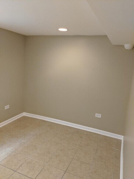 Building Photo - 2614 N Springfield Ave