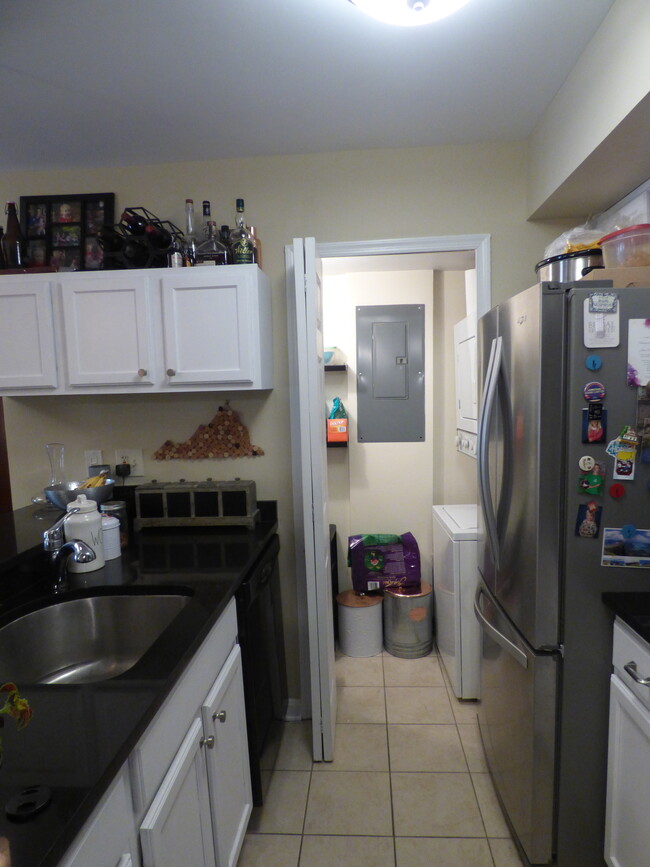 Kitchen / Washer & Dryer - 1029 N Stuart St