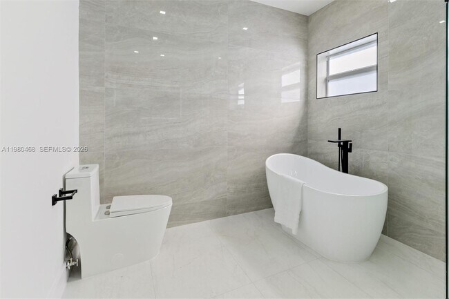 Building Photo - 1840 NE 199th St