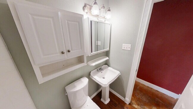 Building Photo - Welcome home to this adorable 3-bedroom, 2-bathroom house designed with comfort and style in mind!