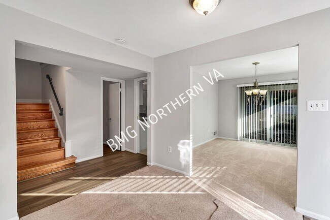 Building Photo - 5207 Gainsborough Dr
