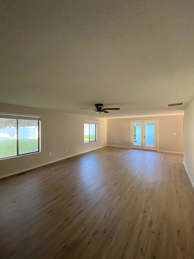 Large living room - 330 S Reed St