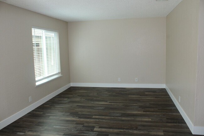 Building Photo - Updated 4 bedroom, 1 1/2 bathroom Townhome...