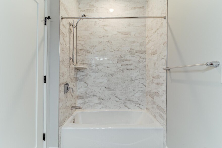 Building Photo - 974 Summit Ave