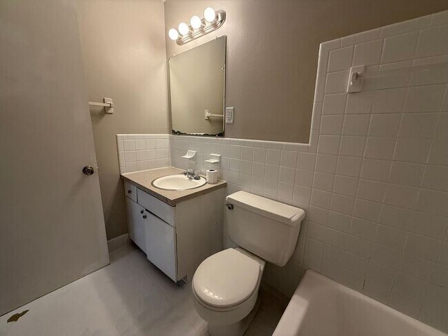 Building Photo - 2 Bedroom Unit was recently renovated. Liv...