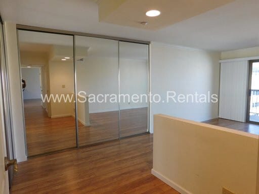 Building Photo - Spacious Updated 2bd/2ba Downtown Condo - Great Location!