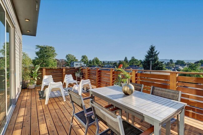 Building Photo - $500 off first month! Spacious, light-fill...