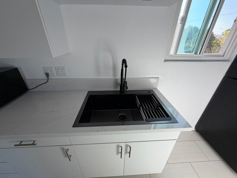 Building Photo - 195 Madrona St