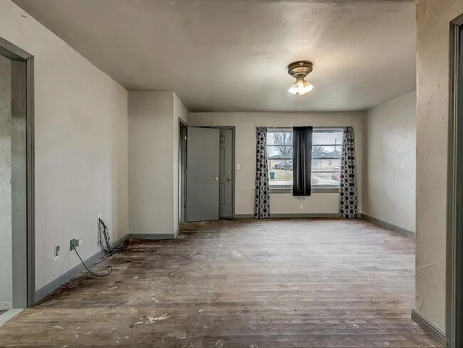 Building Photo - 1427 E Broadway St