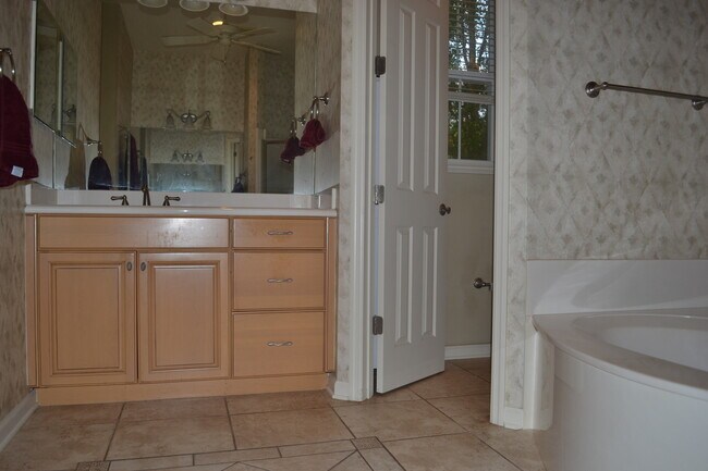 Building Photo - 3813 SW 91st Dr