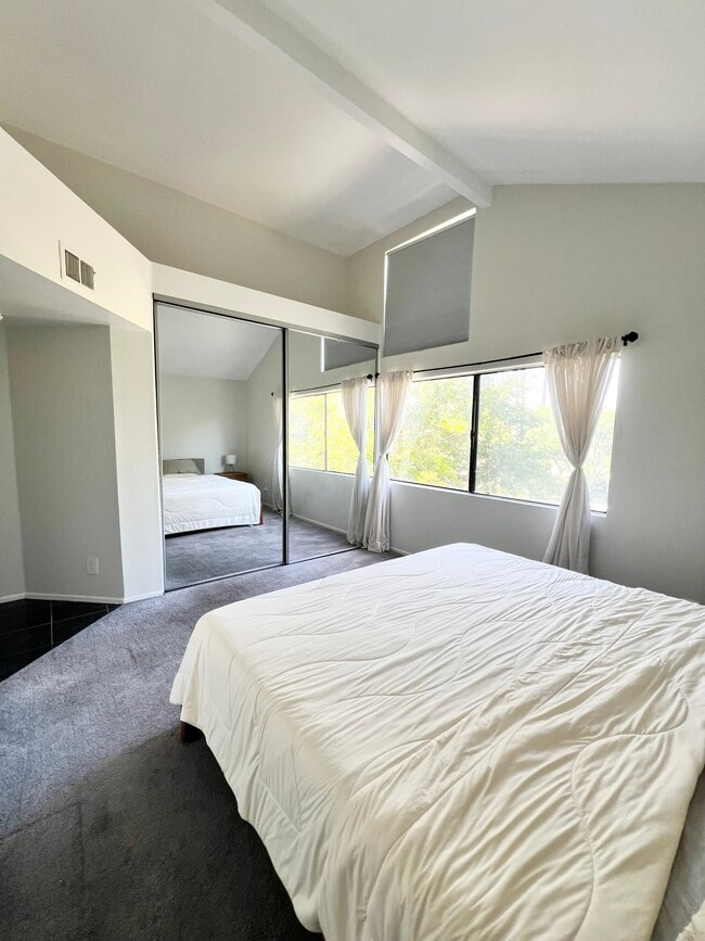 Building Photo - 13115 Le Parc Blvd
