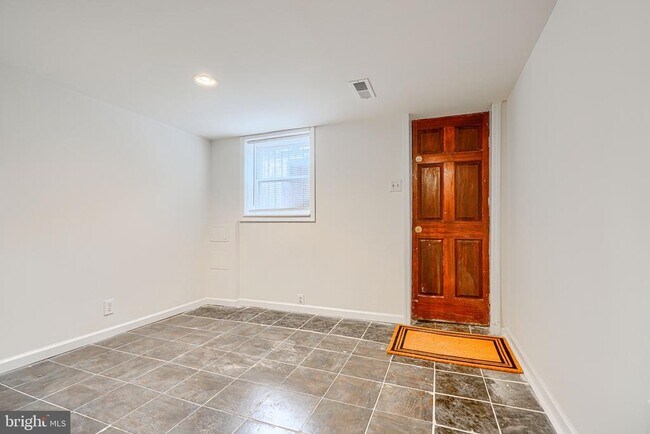 Building Photo - 1138 W Lombard St