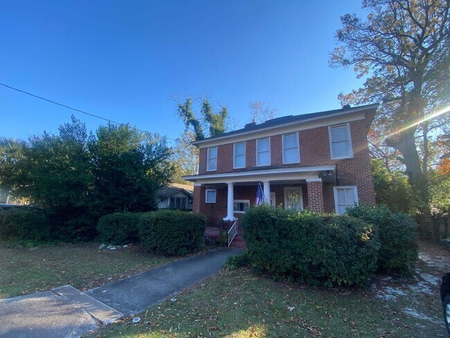 Building Photo - 2712 Preston St. Unit 1/2- UPSTAIRS/PRE-LEASE AVAILABLE FOR 2026-2027 SCHOOL YEAR