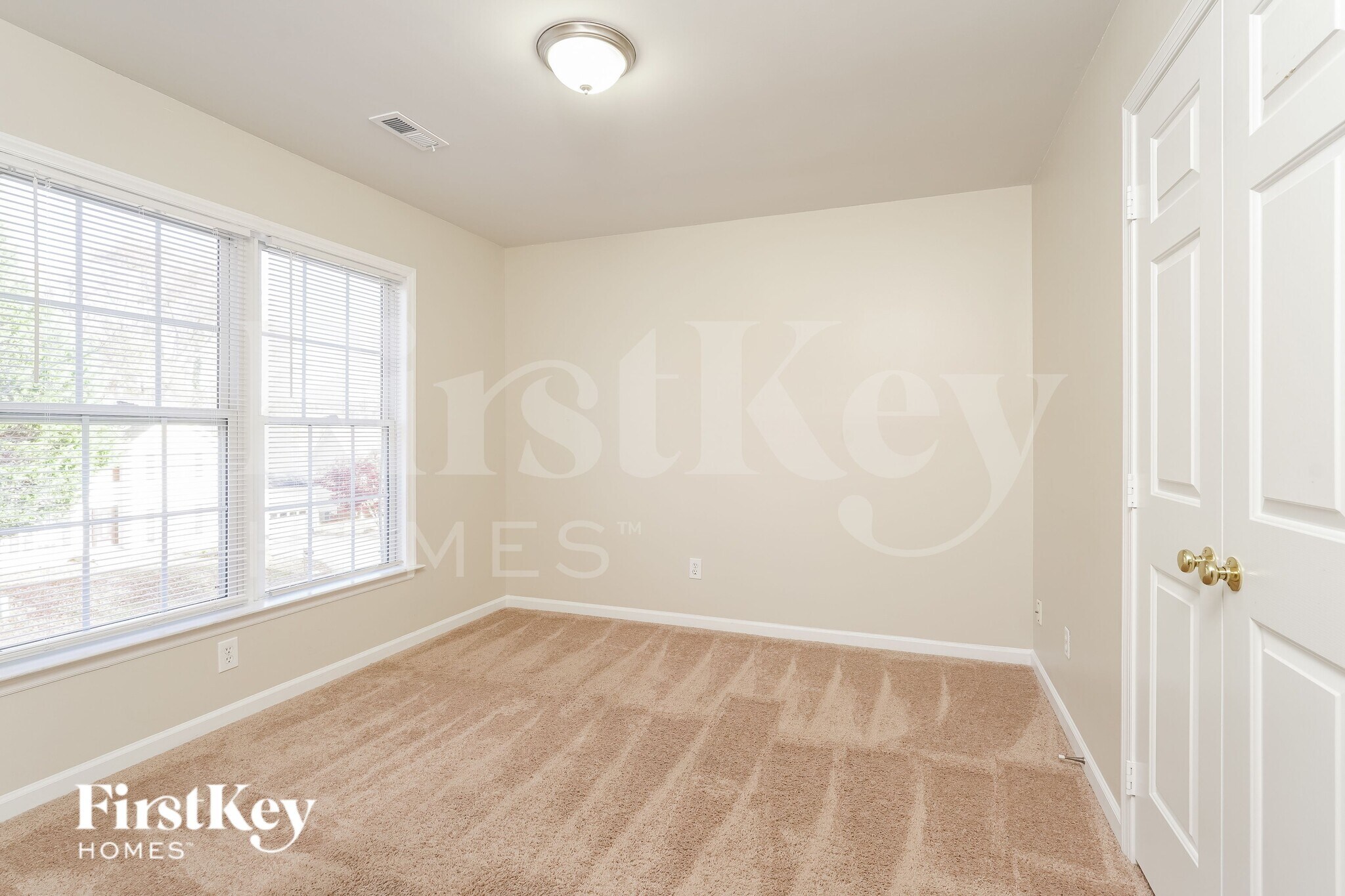 Building Photo - 3121 Southhampton Dr