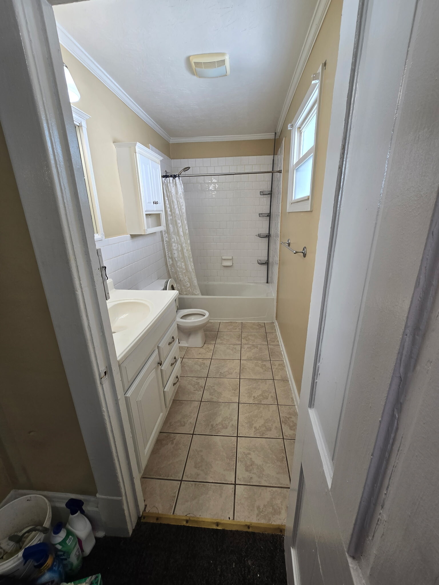 Full Bath - 615 1/2 Maryland Ave
