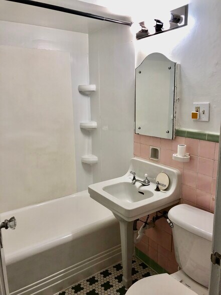 Building Photo - 735 Lincolnway E