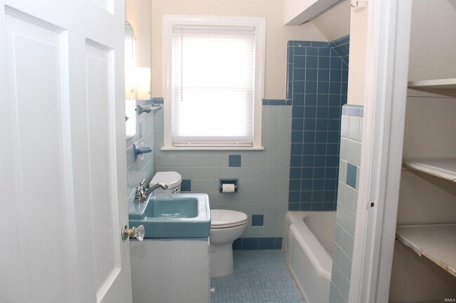 Building Photo - 2100 E Gum St