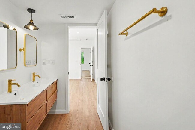 Building Photo - 3033 Barclay St