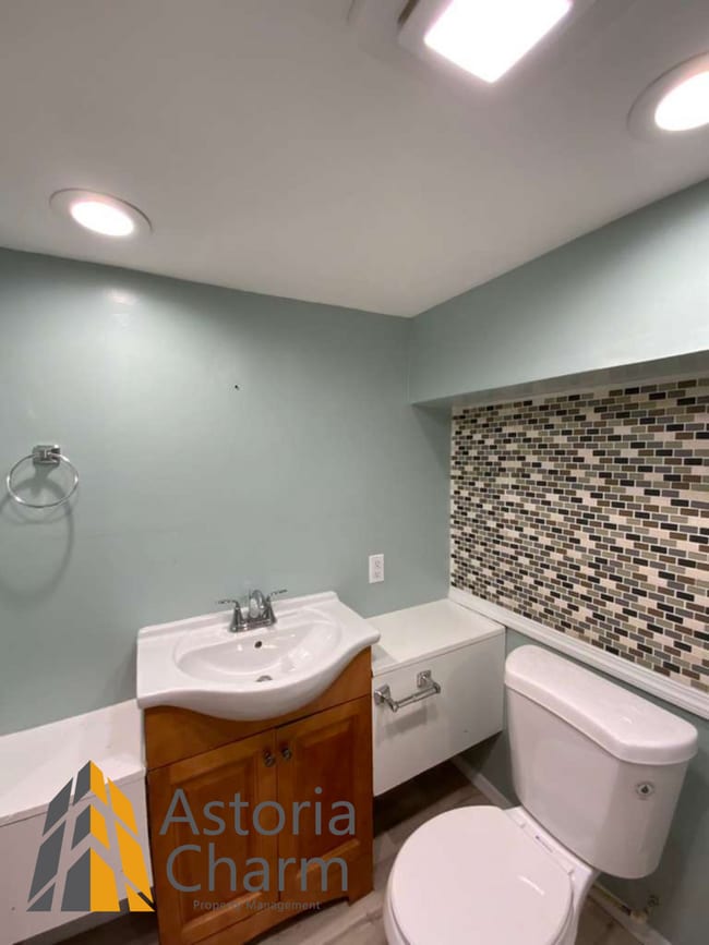Building Photo - 3 Bed with Finished Basement, Skylight Bath, and Private Yard