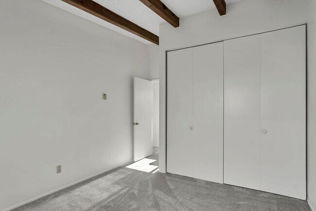 Building Photo - Rosemont St 325-327