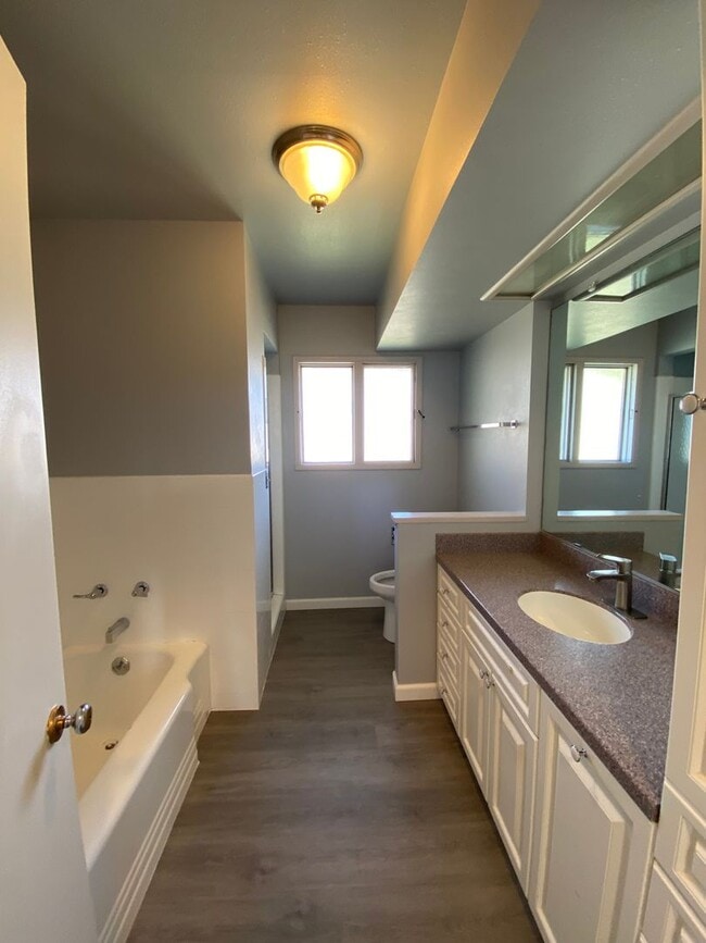 Building Photo - Four Bed, Two Bath Single Family Home with Fantastic View ON the Golf Course!