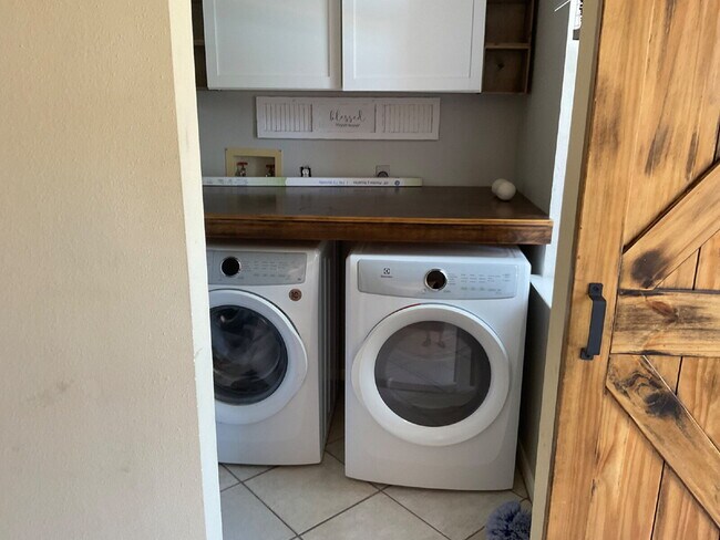 Building Photo - 4 Bedroom Oasis with Pool, Close to Milita...