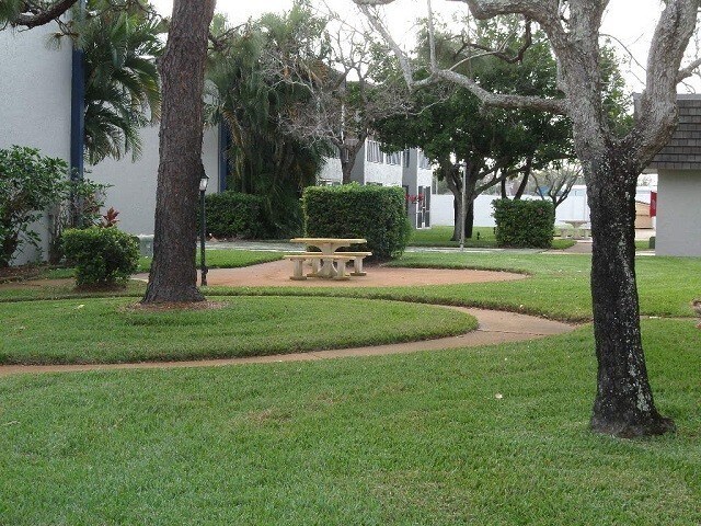 Building Photo - $25 App Fee & December Rent Free! * Spacious 2bdrm/1bath Condo ** $1,595.00** READY NOW ** No Sec...