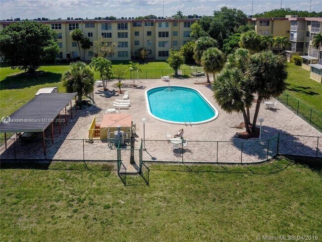 Building Photo - 443 NE 195th St