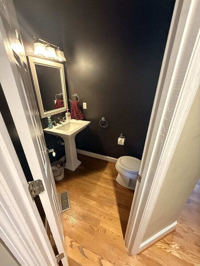 Building Photo - "Spacious 3-Bedroom Gem in Brentwood – FENCED yard. Modern Comfort with 2.5 Baths and 1850 Sq Ft!"