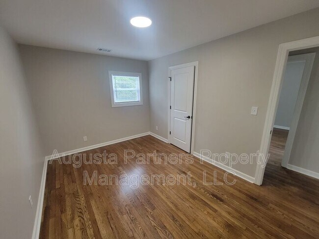 Building Photo - 322 N Hicks St