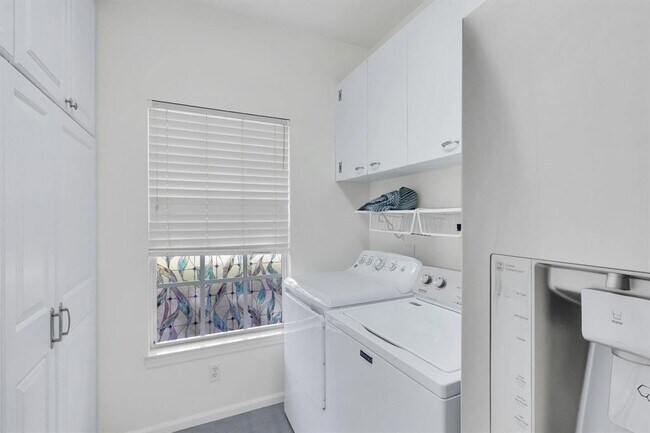 Building Photo - 7334 Pine Creek Way