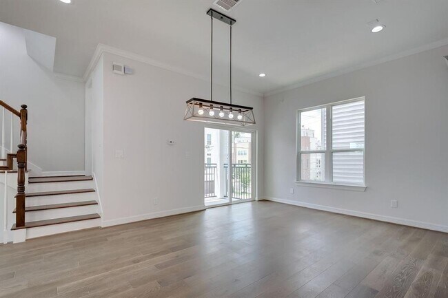 Building Photo - 5528 Larkin St