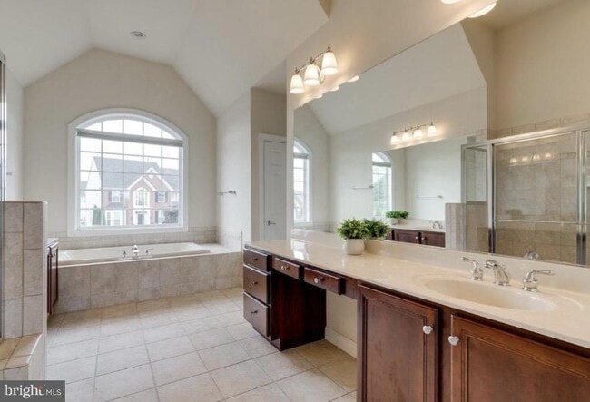 Building Photo - 2450 Transom Pl