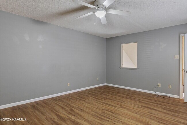 Building Photo - 300 Lozes Ave