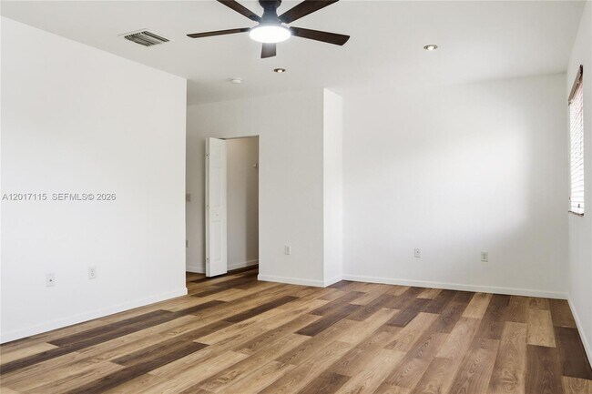 Building Photo - 3072 SE 5th Dr
