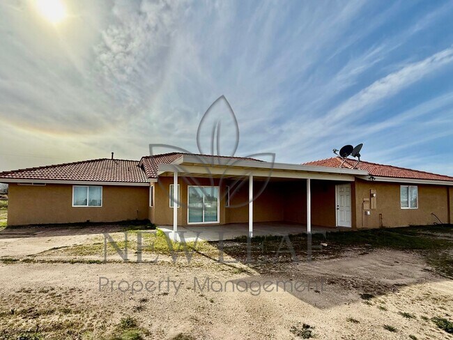 Building Photo - 4 Bedroom home on Private lot in PHELAN CA