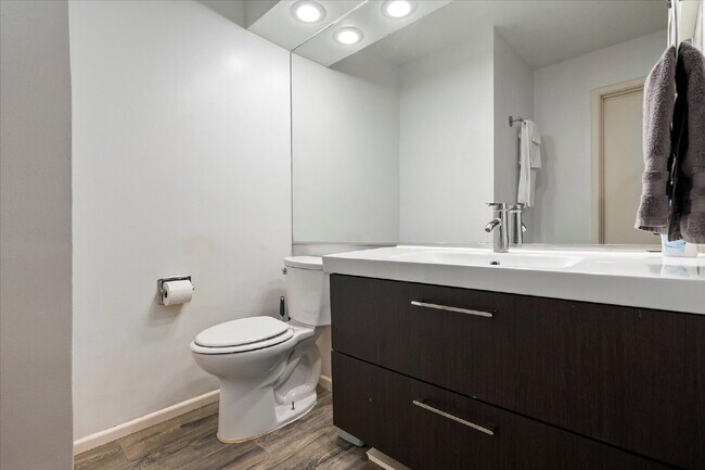 Building Photo - Fully Furnished Rental!!