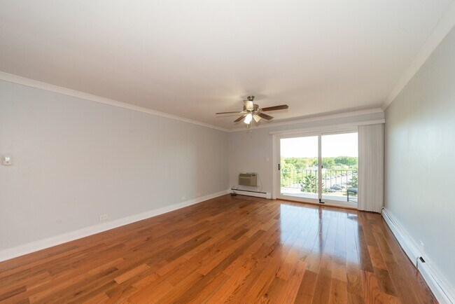 Building Photo - 18 E Old Willow Rd