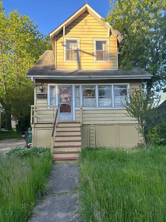Building Photo - Charming 3 Bedroom/1.5 Bathroom Home in Ha...